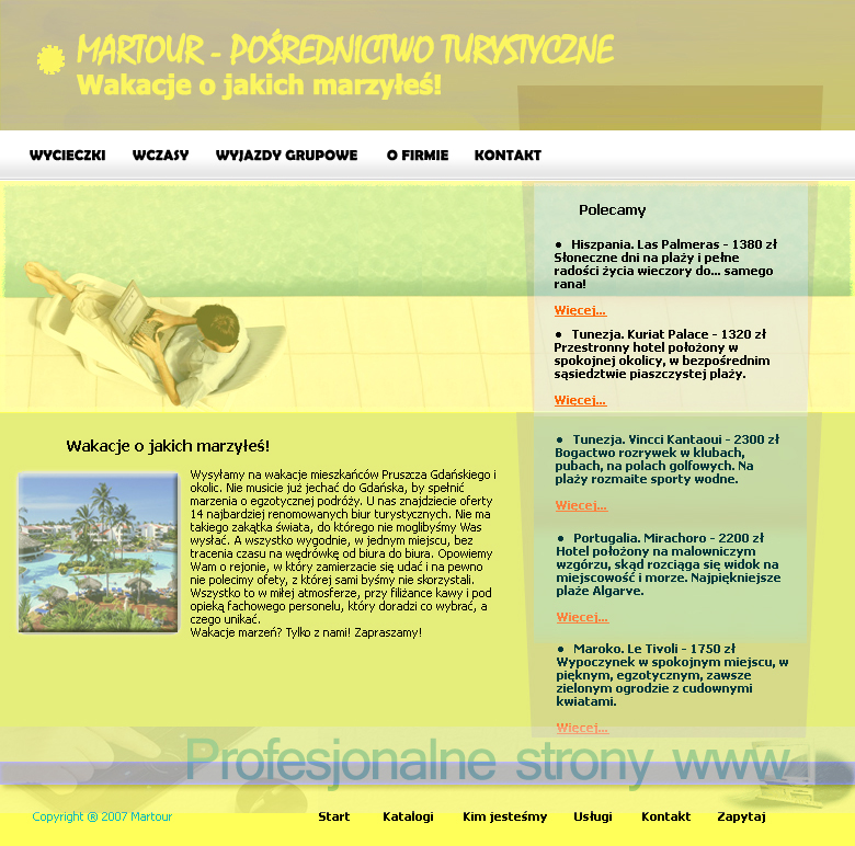 Mężczyzna relaksuje się na leżaku na plaży, używając laptopa; stonowana kolorystyka strony internetowej biura podróży z tekstem 'Profesjonalne strony www' w dolnej części.