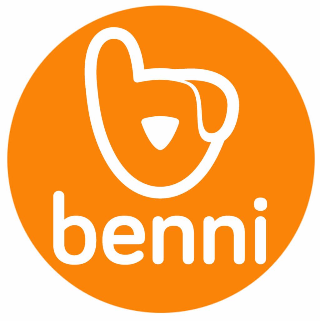 Pomarańczowe logo 'benni' z białym symbolem przypominającym misia. Minimalistyczny design, okrągłe tło, nowoczesna typografia i prosty układ.