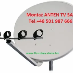 Biała antena satelitarna z czterema uchwytami na konwertery, widoczny adres strony internetowej i numer telefonu na tle anteny.