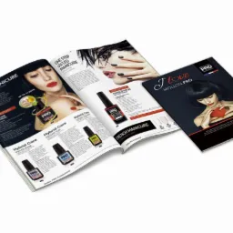 Rozkładówka katalogu z produktami do manicure hybrydowego marki Mollon PRO, obok leży oddzielna broszura reklamowa z wizerunkiem modelki z sercem w dłoniach.