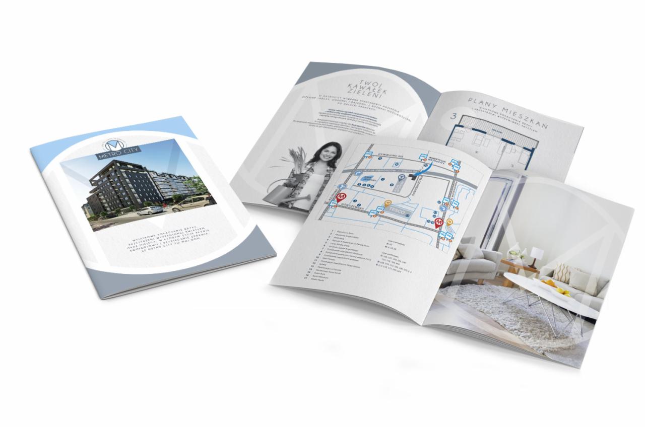 Stos rozłożonych broszur reklamowych Metro City, prezentujących wizualizacje budynku, mapę lokalizacji, plany mieszkań i aranżacje wnętrz.