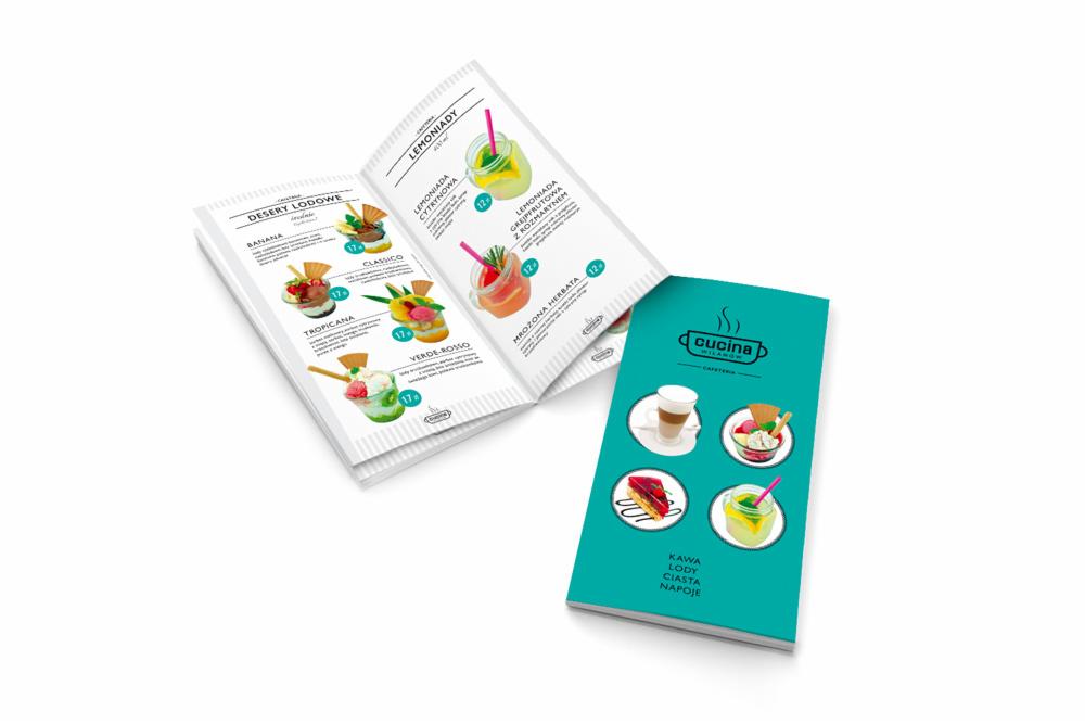 Rozłożona ulotka reklamowa z menu kawiarni Cucina, prezentująca desery lodowe, lemoniady i napoje, z wyraźnym logo i turkusowym tłem okładki.
