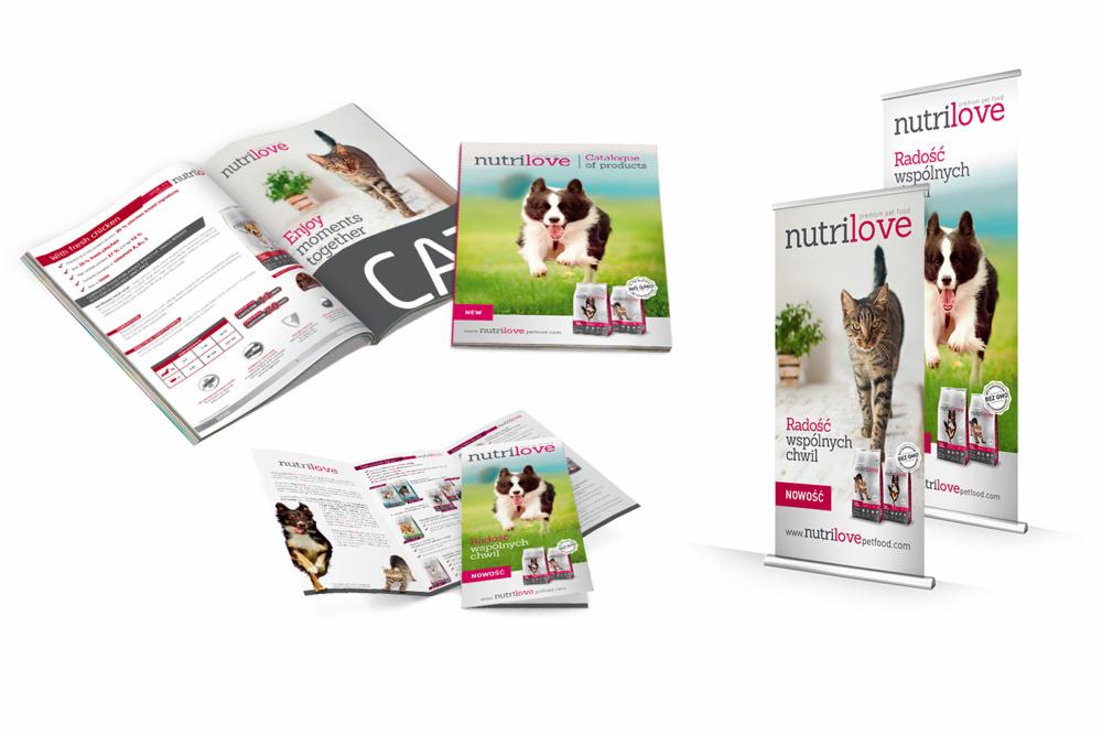 Zestaw materiałów reklamowych marki Nutrilove dla zwierząt, w tym katalog produktów, ulotki i roll-upy z wizerunkami psów i kotów oraz hasłami reklamowymi.