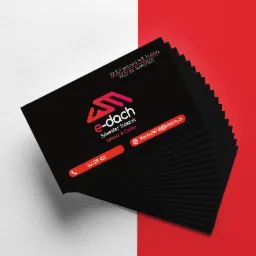 Wizytówki firmy dekarskiej e-dach, czarne z czerwonym akcentem logo i danymi kontaktowymi, ułożone na tle podzielonym na białą i czerwoną część.