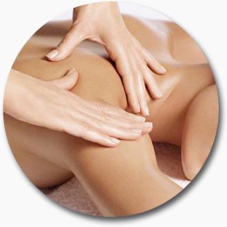 Dłonie terapeuty masujące plecy i ramię pacjenta, widoczne delikatne zaczerwienienie skóry.