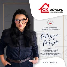 Ckdom.pl Biuro Nieruchomości - Portret kobiety w okularach na grafice biura nieruchomości CK Dom.pl z danymi kontaktowymi. Licencjonowany pośrednik Patrycja Pawlik.