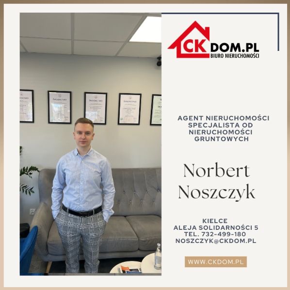 Portret agenta nieruchomości, Norbert Noszczyk, na tle biura z dyplomami, logo firmy CK DOM.PL i danymi kontaktowymi.