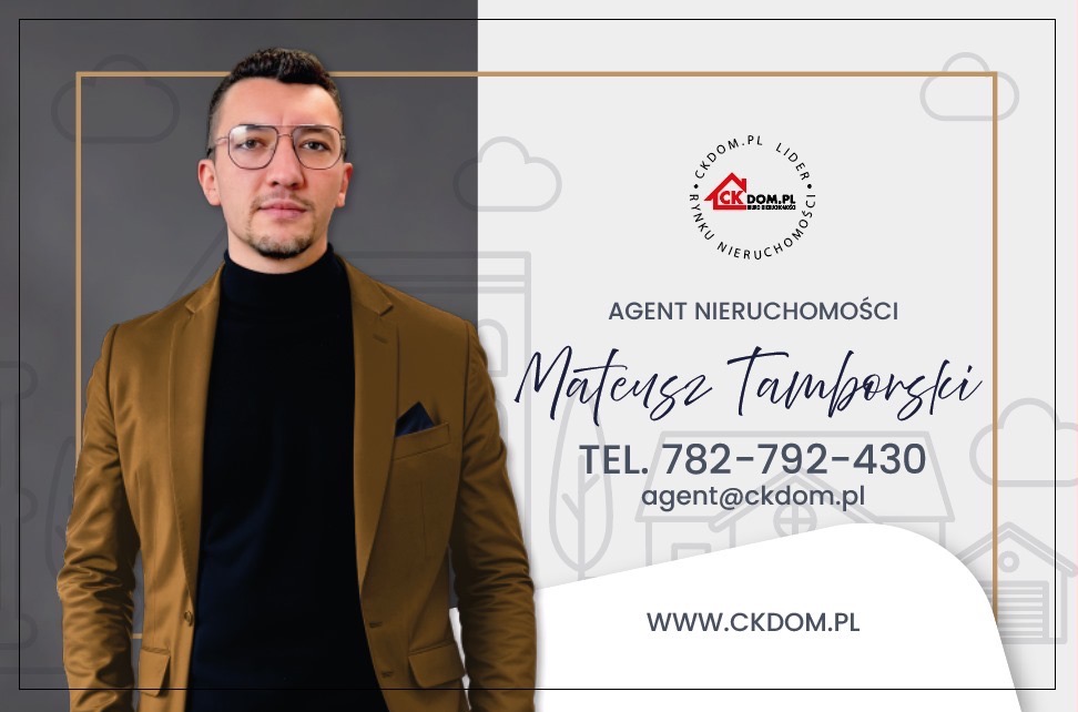 Portret agenta nieruchomości Mateusza Tamborskiego w brązowej marynarce, z danymi kontaktowymi i logo CK DOM.PL na graficznym tle.