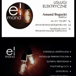 Wizytówka firmy Amand Bogucki z usługami elektrycznymi, logo z żarówką, dane kontaktowe i lista oferowanych usług, w tym instalacje elektryczne, systemy alarmowe, domofony i wideodomofony.