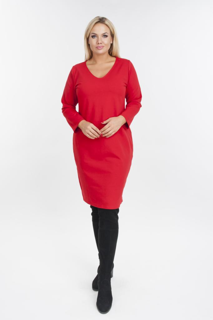 Kobieta w czerwonej sukience tunice z długim rękawem i czarnych kozakach za kolano na białym tle.