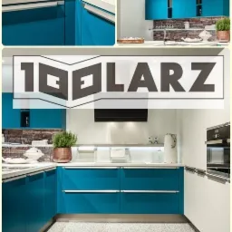 Nowoczesna kuchnia z turkusowymi frontami szafek, białym blatem i szarym dywanem, z logo firmy na pierwszym planie.