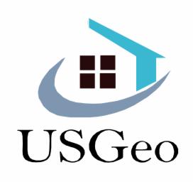 Logo firmy USGeo przedstawiające uproszczony kształt domu z czterema oknami wewnątrz szarego półksiężyca, całość w kolorach niebieskim, brązowym i szarym.
