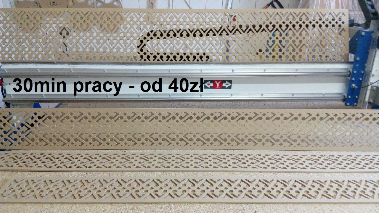 Wycinanie wzorów w płycie drewnopochodnej przy użyciu frezarki CNC; widoczne trzy wycięte panele z powtarzalnym, ażurowym deseniem.