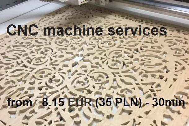 Precyzyjnie wycięty, ażurowy wzór w jasnym drewnie, wykonany na maszynie CNC, widoczny fragment maszyny, oferta cenowa usługi.