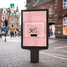 Billboard na tle miejskiej ulicy prezentujący różową reklamę z napisem 'big sale 30% off' i przyciskiem 'register now'.