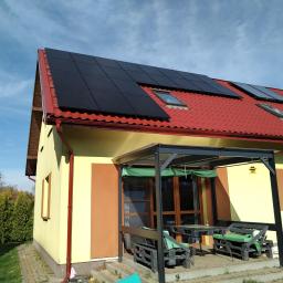 Instalacja fotowoltaiczna-panele w kolorze Full Black pięknie zdobią dach