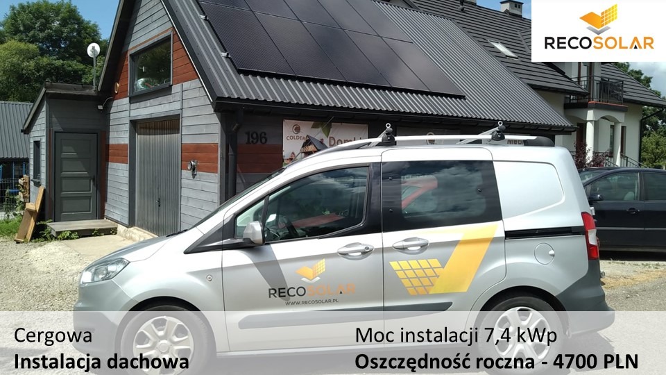 Dom z ciemnymi panelami fotowoltaicznymi na dachu, obok zaparkowany srebrny van z logo RECO Solar i informacją o mocy instalacji 7.4kWp i oszczędności rocznej 4700 PLN.