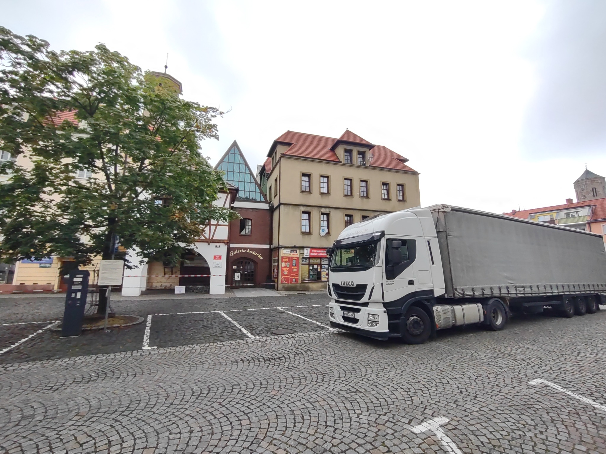 Ciężarówka maxi , 33 miejsca paletowe, wysokość regulowana od 2,70 do 3m , ładowność 24 tony