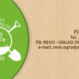 Wizytówka firmy ogrodniczej REVO z logo przedstawiającym drzewo między dwiema łopatami, kontakt: Filip Filipek, numer telefonu i adres e-mail.