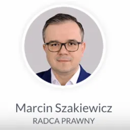 Portret mężczyzny w okularach i granatowej marynarce, umieszczony w okręgu na szarym tle, z imieniem i nazwiskiem Marcin Szakiewicz oraz podpisem 'RADCA PRAWNY' poniżej.