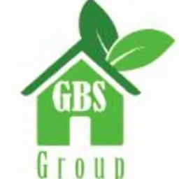 Zielone logo firmy GBS Group z motywem domu i liści, symbolizujące ekologiczne rozwiązania w budownictwie.