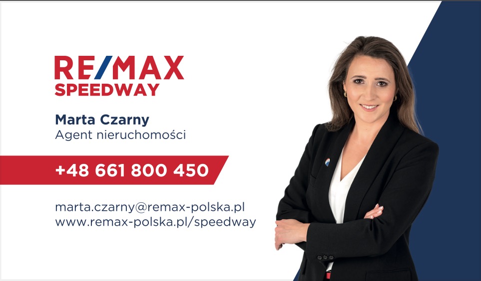 Marta Czarny, agent nieruchomości RE/MAX Speedway, prezentuje się na tle firmowym z numerem telefonu i adresem e-mail.
