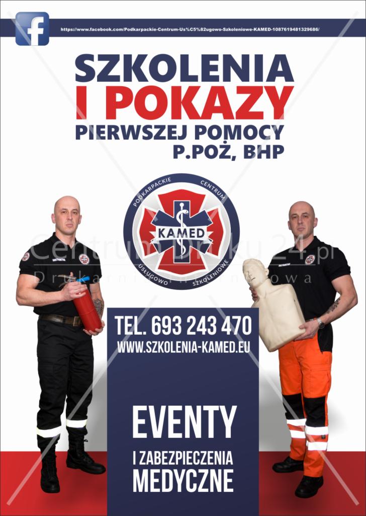 Plakat reklamowy centrum szkoleniowego KAMED z dwoma mężczyznami w strojach ratowniczych: jeden trzyma gaśnicę, drugi fantom do ćwiczeń resuscytacji.