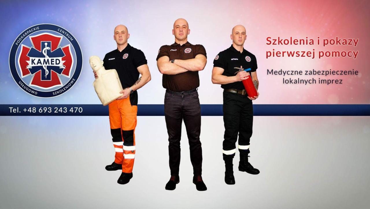 Trzech mężczyzn w strojach ratowniczych prezentuje manekin do ćwiczeń resuscytacji i gaśnicę, na tle z logo firmy i informacjami o szkoleniach z zakresu pierwszej pomocy.