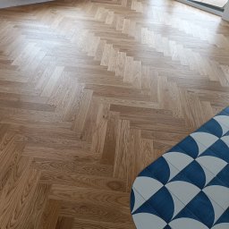 PremiumSolutions - wykończenia wnętrz mieszkań pod klucz - Deska podłogowa w jodełkę + cięcie kafelków po łuku CNC WaterJet. ul. Lubostroń, Kraków. Wykończenia pod klucz Kraków.