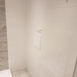 A tak wygląda łazienka po remoncie i zabudowie ściany. Ul. Mogilska, Kraków.