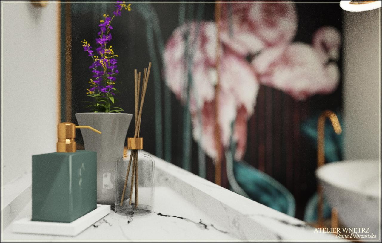 Nowoczesna łazienka z marmurowym blatem, zielonym dozownikiem na mydło z złotą pompką, szarą doniczką z fioletowymi kwiatami oraz dyfuzorem zapachowym na tle obrazu z motywem kwiatowym.