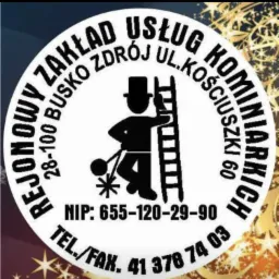 Logo firmy świadczącej usługi związane z czyszczeniem przewodów kominowych, z sylwetką kominiarza, drabiną i adresem. Tło w odcieniach złota.