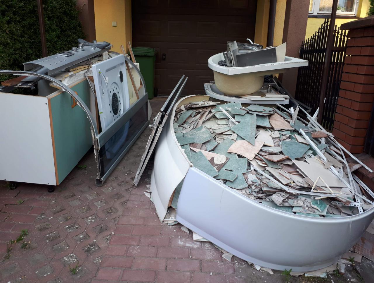 Sprzątanie z wywozem i utylizacja po remoncie PRZED