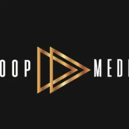 Logo firmy Loop Media z dwoma złotymi trójkątami tworzącymi strzałkę w prawo, umieszczone na czarnym tle z nazwą firmy po obu stronach.