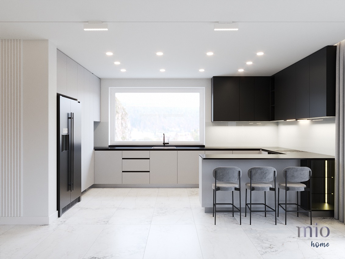 Nowoczesna kuchnia w odcieniach szarości i czerni z marmurową podłogą, wyspą z trzema hokerami i dużym oknem z widokiem na góry, oświetlona punktowymi lampami sufitowymi i ledami pod szafkami.