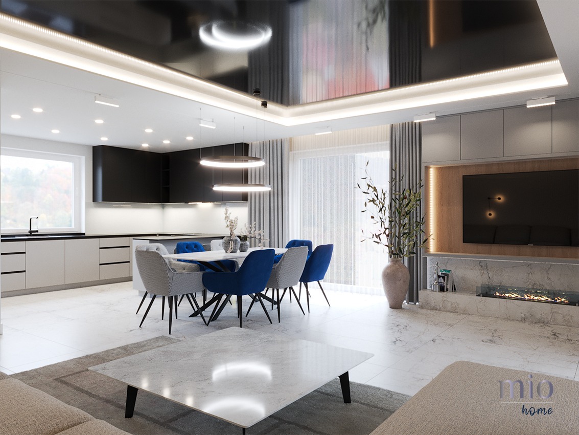 Nowoczesne wnętrze w Krakowie z otwartą kuchnią, jadalnią z niebieskimi krzesłami i salonem, charakteryzujące się błyszczącym, czarnym sufitem podwieszanym z oświetleniem LED, marmurową podłogą...