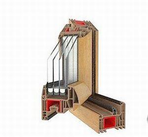 Przekrój okna drewnianego z widocznymi profilami, uszczelkami i szybami zespolonymi, prezentujący technologię wykonania.