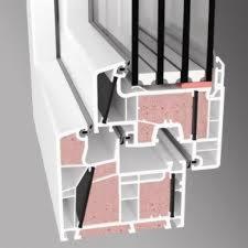 Przekrój okna PCV z widoczną konstrukcją wielokomorową, uszczelkami i szybami zespolonymi, prezentujący izolację termiczną i akustyczną.