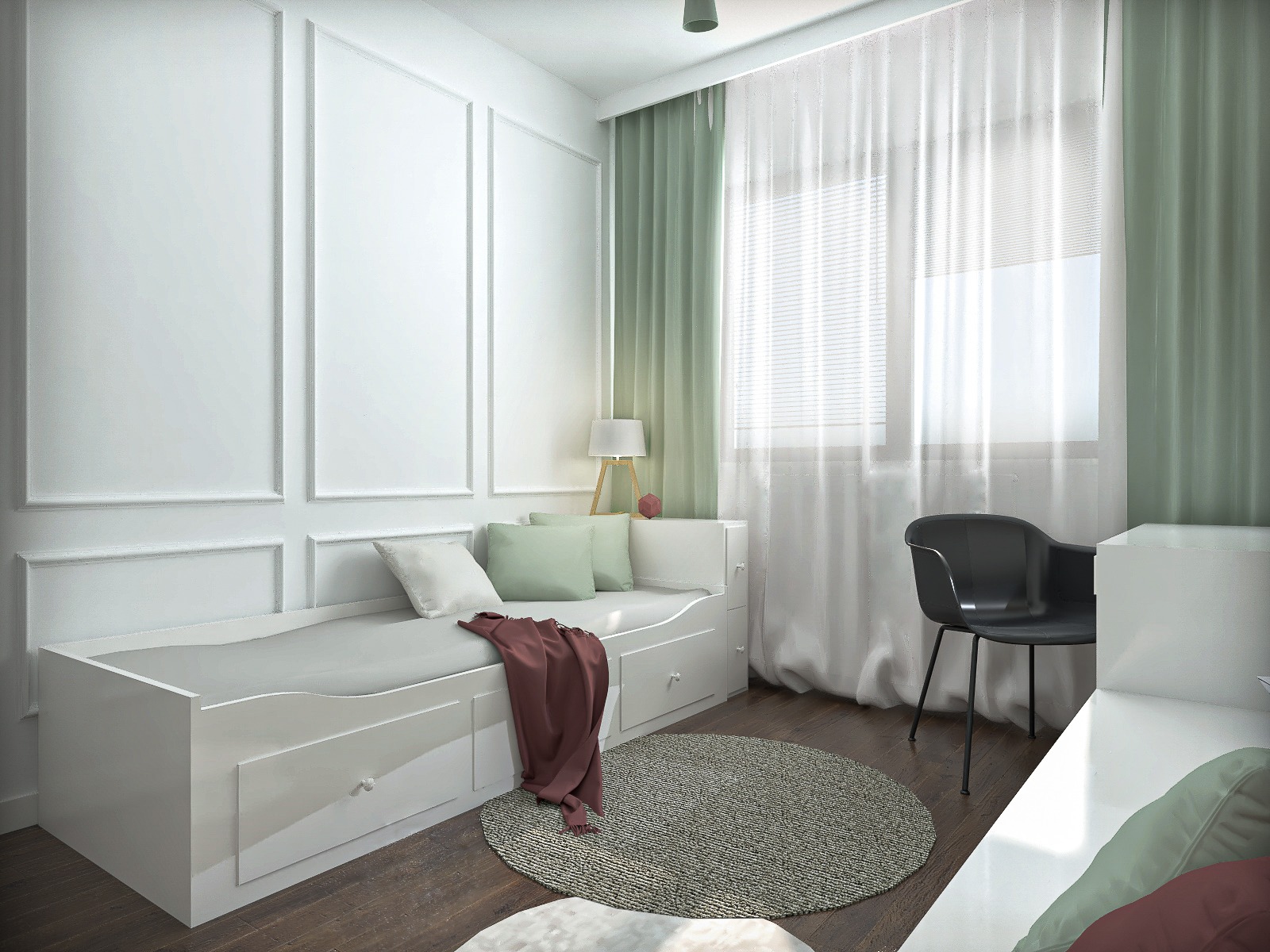 Pokój dziecięcy z białymi panelami ściennymi, łóżkiem z szufladami, okrągłym dywanem i czarnym krzesłem na tle okna z białymi zasłonami i zielonymi kotarami.