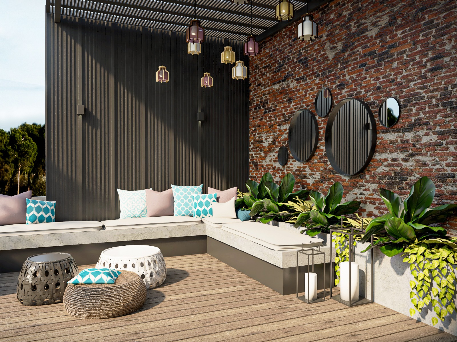 Zadaszony taras z ceglaną ścianą, dekoracyjnymi lustrami, roślinami, betonową sofą z poduszkami i stolikami kawowymi, oświetlony wiszącymi lampami.