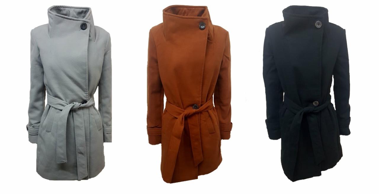 Trzy damskie płaszcze zimowe w kolorach: szarym, rudym i czarnym, z wiązaniem w pasie i asymetrycznym zapięciem na jeden guzik.