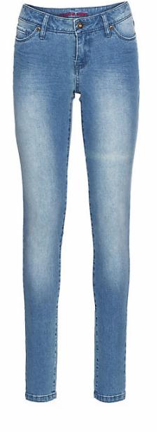 Jasne jeansy damskie typu skinny z widocznym czerwonym wnętrzem pasa, prezentowane na białym tle.