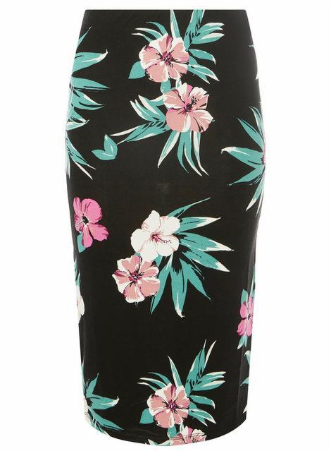 Czarna ołówkowa spódnica z motywem różowych i białych kwiatów hibiskusa z turkusowymi liśćmi.