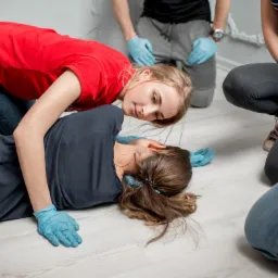 pozycja bezpieczna-sprawdzanie oddechu