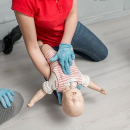 Uciśnięcia klarki piersiowej podczas pomocy niemowlakowi, który się zakrztusił. www.ratujemy.com.pl