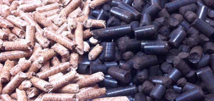 Porównanie jasnych i ciemnych brykietów w cylindrycznym kształcie, ukazujące różnice w kolorze i strukturze materiału opałowego.