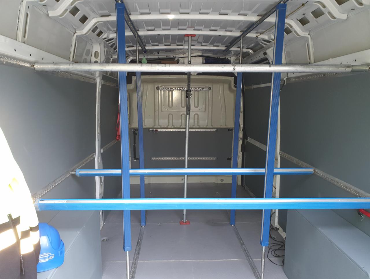 Wnętrze busa z zamontowanym systemem mocowania ładunku, zabezpieczającym przewożone towary, Strzelin.