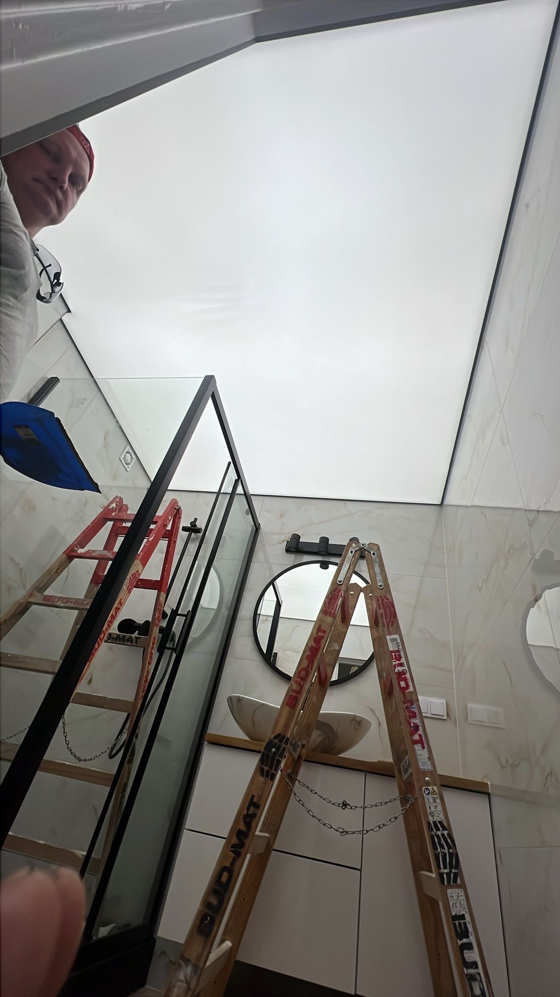 Montaż sufitu napinanego transparentnego