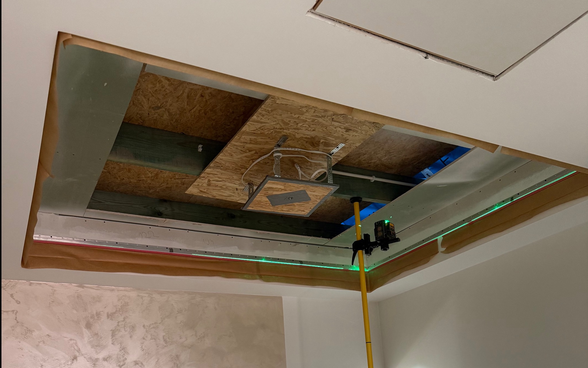 Zdjęcie przed montażem sufitu napinanego