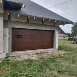 Brama segmentowa 'orzech' z oknem